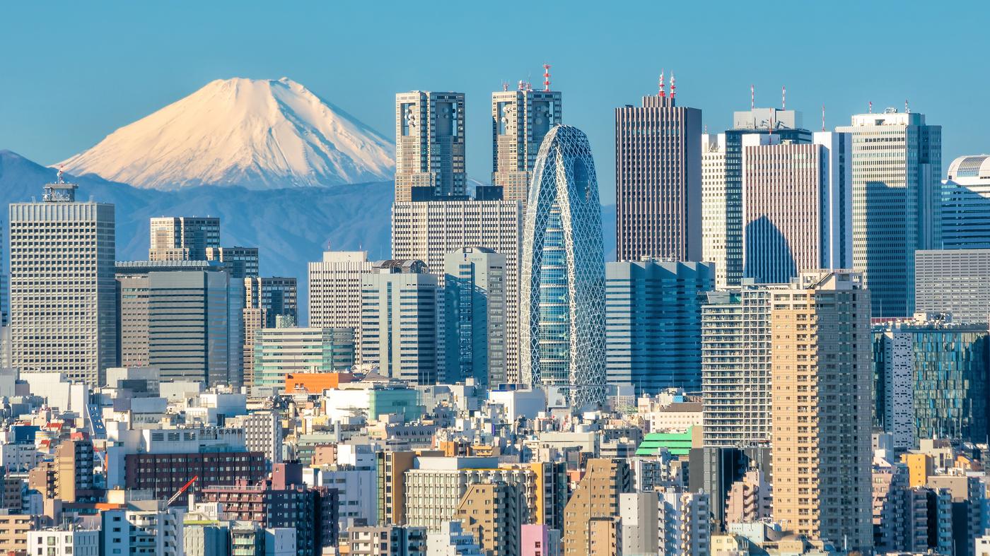 新宿の高層ビル群と富士山
